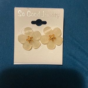 NEVER WORN light, dainty flower earrings